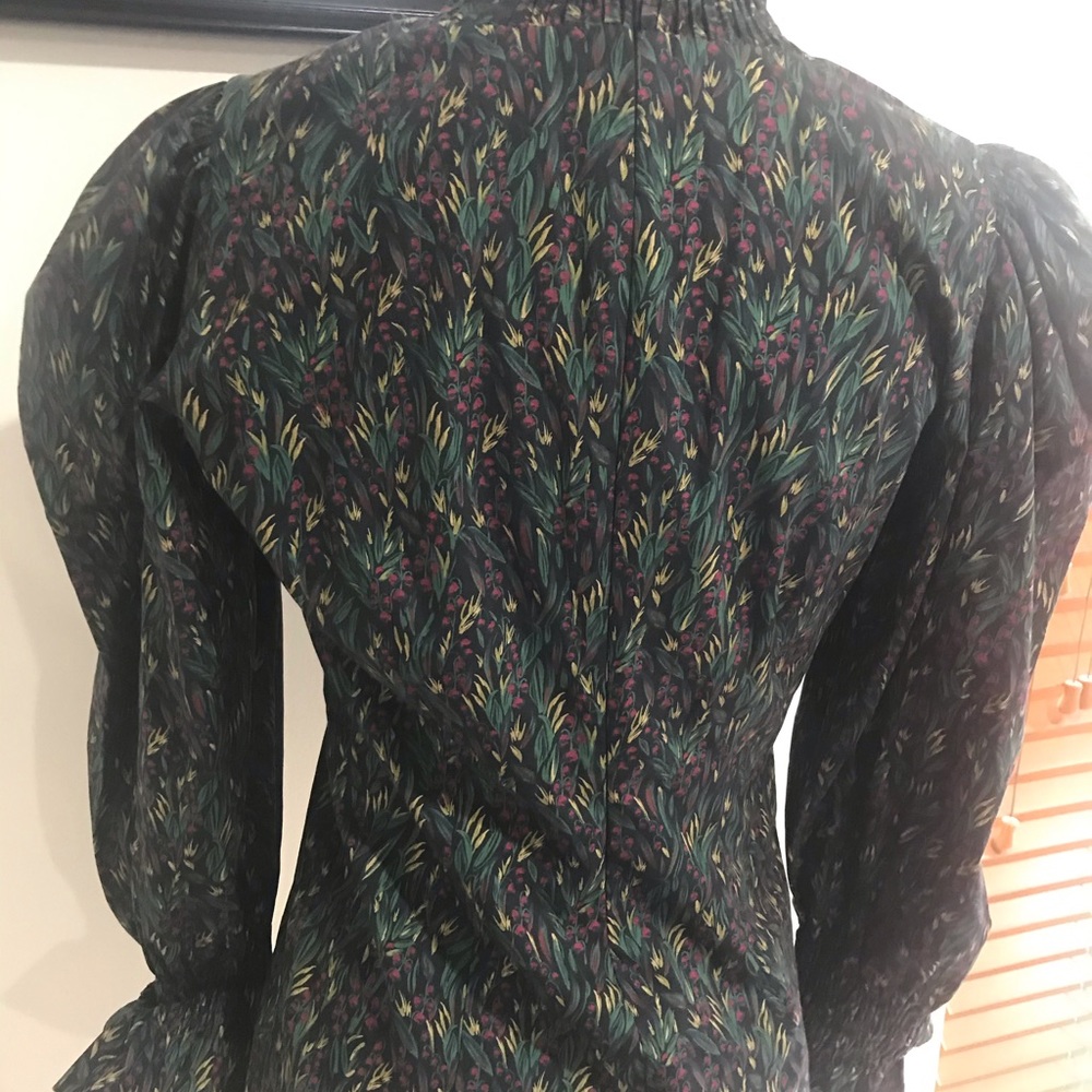 HIGH COLLAR BLOUSE
